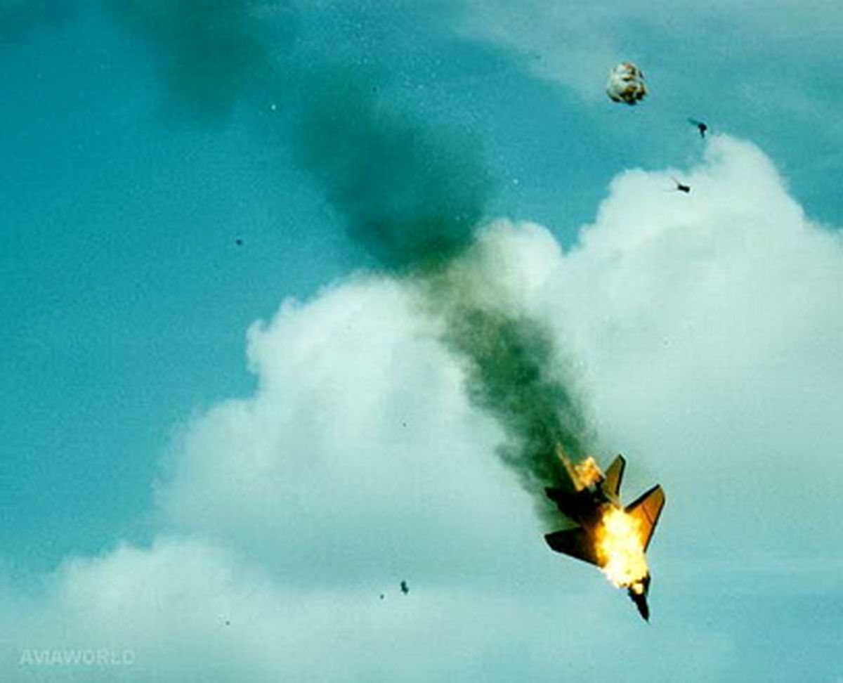 سقوط جت جنگنده اف ۱۸ آمریکا در ایالت کالیفرنیا