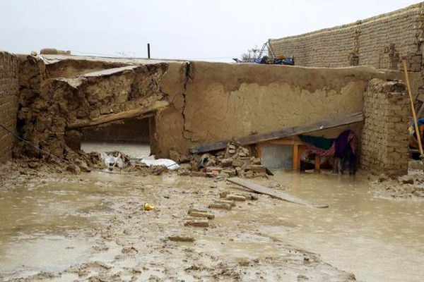 سیلاب در شهرستان زرند/ راه ۶ روستا بسته شد