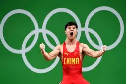 وزنه‌بردار چینی رکورد اسطوره ترکیه‌ای دسته ۵۶ کیلوگرم را شکست