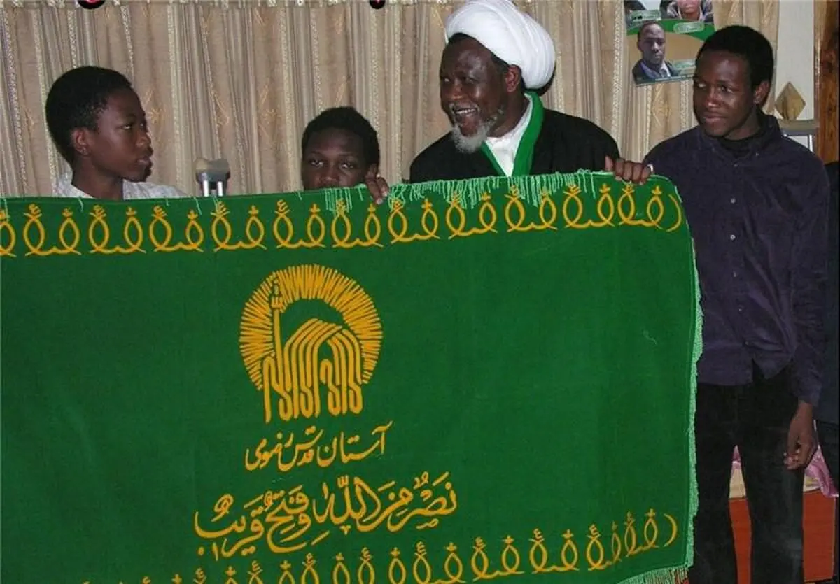 پرچم متبرک حرم امام رضا(ع) در زندان تقدیم "شیخ زکزاکی" شد