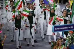 المپیک ۲۰۱۶ رسما آغاز شد/ رژه کاروان ایران و غیبت عجیب سه ملی‌پوش والیبال در مراسم+ عکس