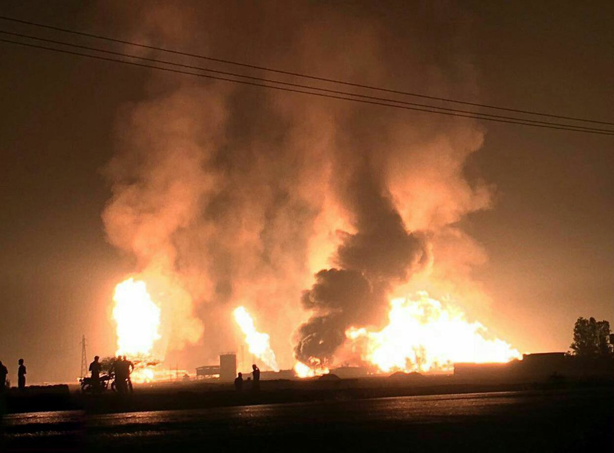 آتش‌سوزی بزرگ در یکی از خطوط لوله گاز در حوزه شهرستان گناوه