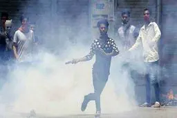 آخرین آمار درگیری‌های خونین کشمیر/۵۵ کشته و ۶۲۰۰ زخمی