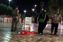 عکس خبری :: صندوق کمک‌های مردمی به مدافعان حرم مقابل حرم مطهر رضوی