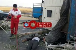 عکس خبری :: تصادف در اتوبان قزوین - زنجان که منجر به فوت سرنشینان کامیون شد