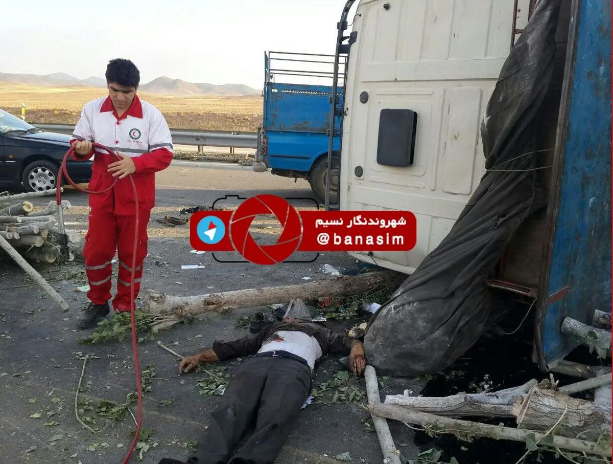 عکس خبری :: تصادف در اتوبان قزوین - زنجان که منجر به فوت سرنشینان کامیون شد