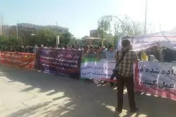 تجمع دانشجویان و فارغ‌التحصیلان دانشگاه صنعت نفت مقابل مجلس