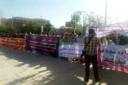 تجمع جمعی از دانش‌آموختگان دانشگاه صنعت نفت مقابل مجلس