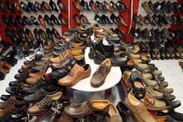 قدرت خرید هر ایرانی برای کفش نصف شد/ تولیدکنندگان کفش با ۳۰ درصد ظرفیت کار می‌کنند