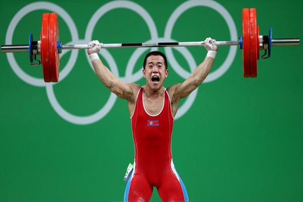 شکستن رکورد المپیک توسط وزنه‌بردار کره‌شمالی در دسته ۵۶ کیلوگرم