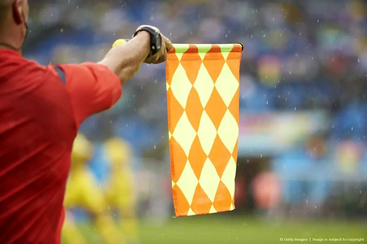 کمک‌داور بازی فوتبال ذوب‌آهن و گسترش فولاد تبریز تغییر کرد