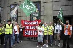 سرگردانی مسافران در پی اعتصاب کارکنان خطوط ریلی انگلیس