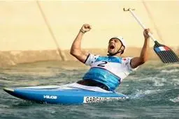 مدال طلای کانو بر گردن قایقران فرانسوی