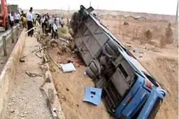 واژگونی اتوبوس در بیرجند/ ۱۷ مسافر مجروح شدند