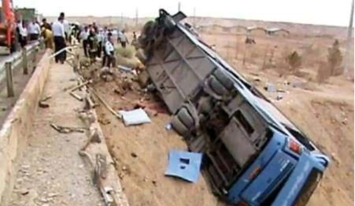 واژگونی اتوبوس در بیرجند/ ۱۷ مسافر مجروح شدند