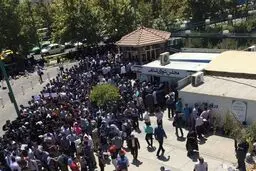 جمعی از دانش‌آموختگان صنعت نفت امروز مقابل مجلس تجمع کردند