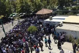 جمعی از دانش‌آموختگان صنعت نفت امروز مقابل مجلس تجمع کردند