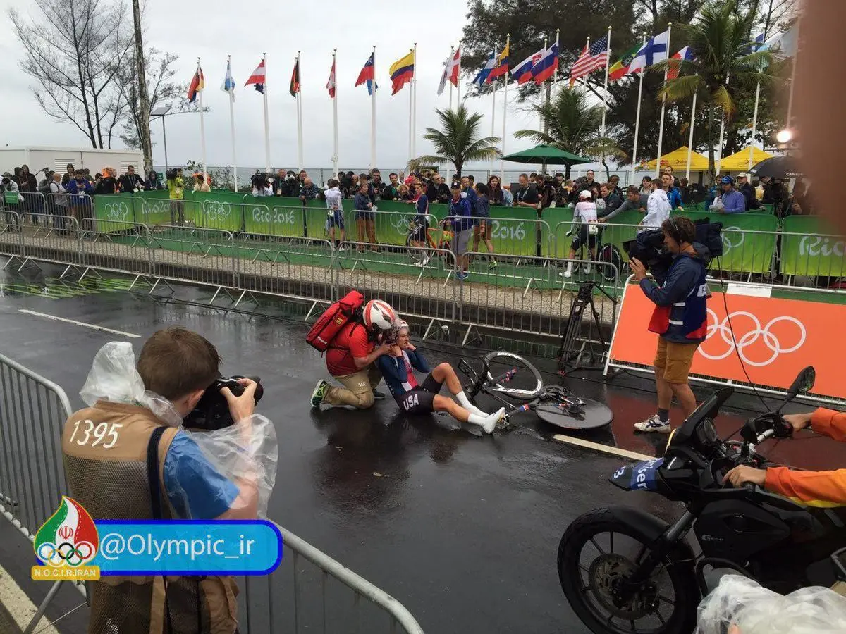 هوای بارانی و لغزندگی زمین دوچرخه سوار آمریکایی را به دردسر انداخت