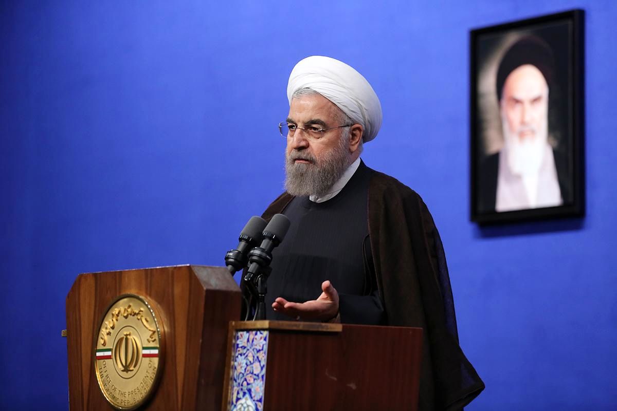 روحانی: همین‌جور موبایل دست جوان دادن بسیار خطرناک است