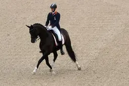 قهرمانی آلمان در اسب‌سواری درساژ