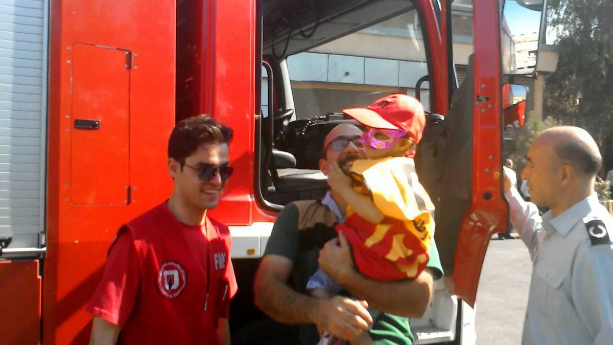 کودک سرطانی آتش‌نشان شد + عکس