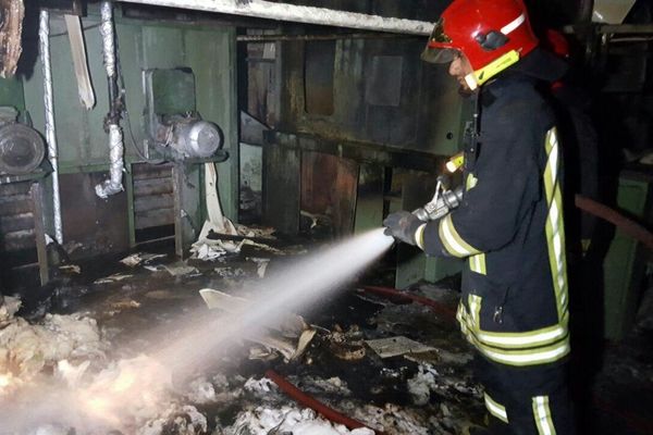 کارخانه پنبه در آتش سوخت/ سه نفر دچار دودگرفتگی شدند