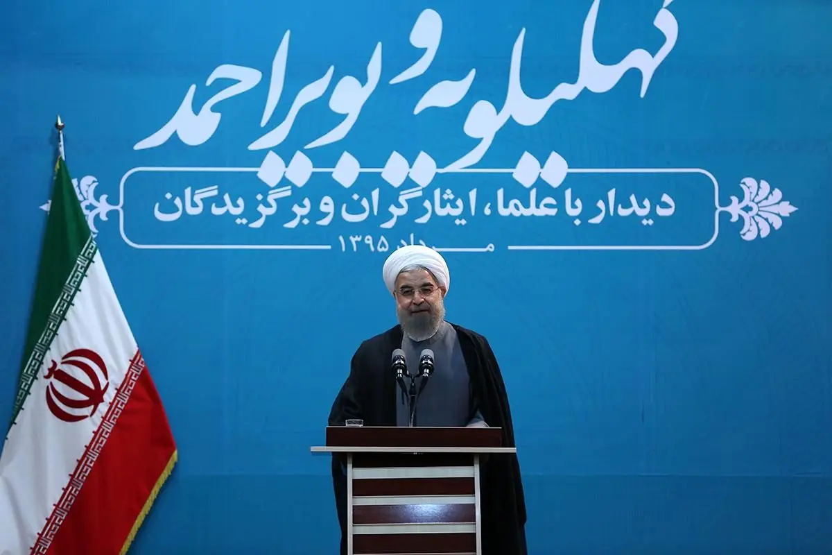 اصل اینکه نقد رئیس‌جمهور فراتر از مرز اخلاق انجام می‌شود، موجب افتخار است