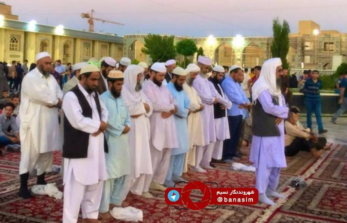 عکس خبری :: نماز جماعت زائران اهل‌سنت در حرم امام رضا(ع)