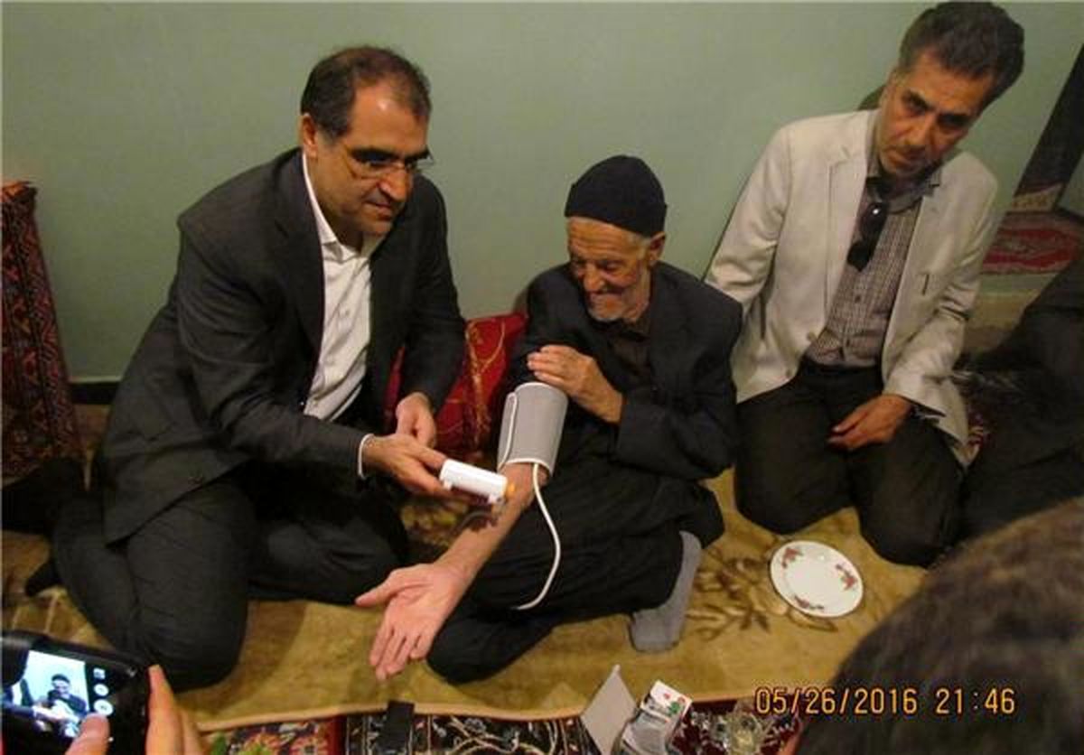 وزیر بهداشت با حضور در منزل ابوی سردار سلیمانی از وی تجلیل کرد+ تصاویر