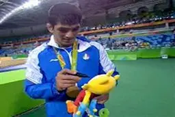 عروسک امضا شده حسن یزدانی برای تماشاگران ایرانی ریو