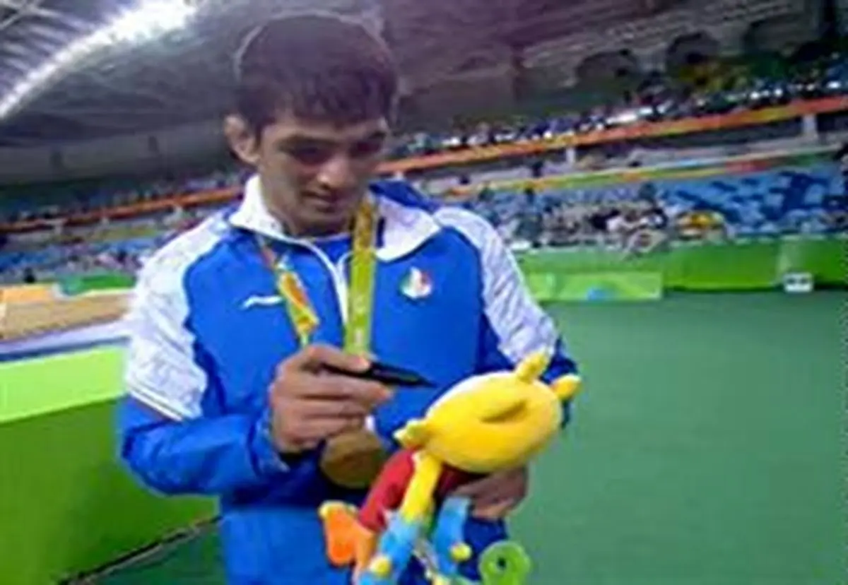 عروسک امضا شده حسن یزدانی برای تماشاگران ایرانی ریو