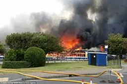 آتش‌‌سوزی ساختمان یک مرکز آموزشی در انگلیس+ عکس