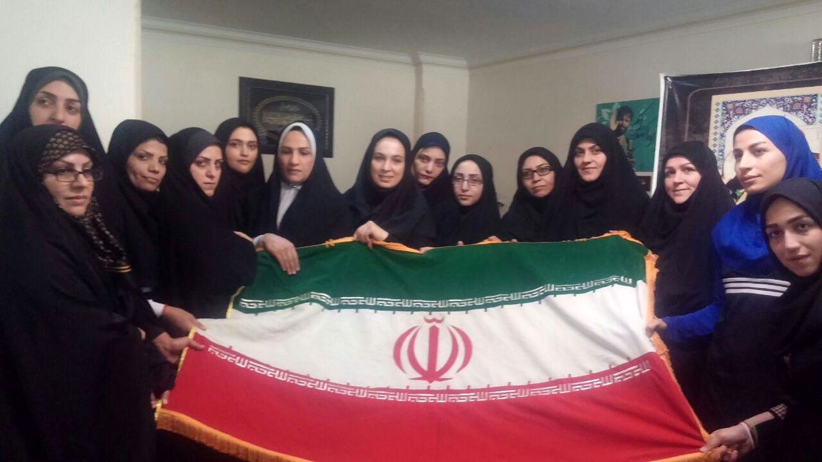اهدای پرچم پارالمپیک به پرچمدار ایران توسط همسر شهید مدافع حرم + عکس