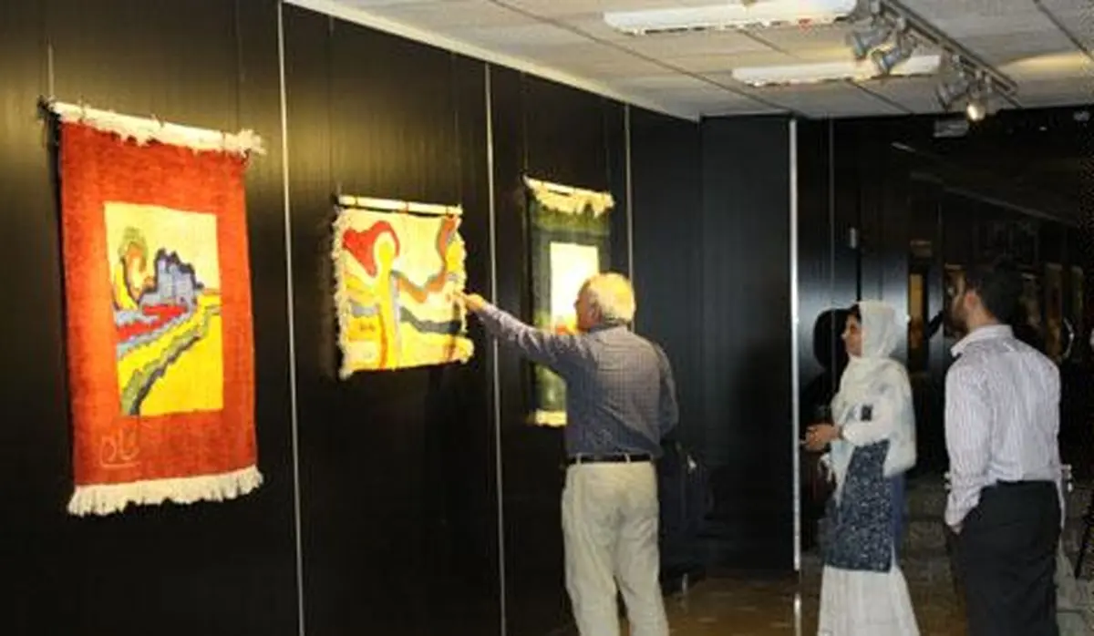 دستبافته‌های زنان عشایر با نقش‌های "شادی" گره خورد