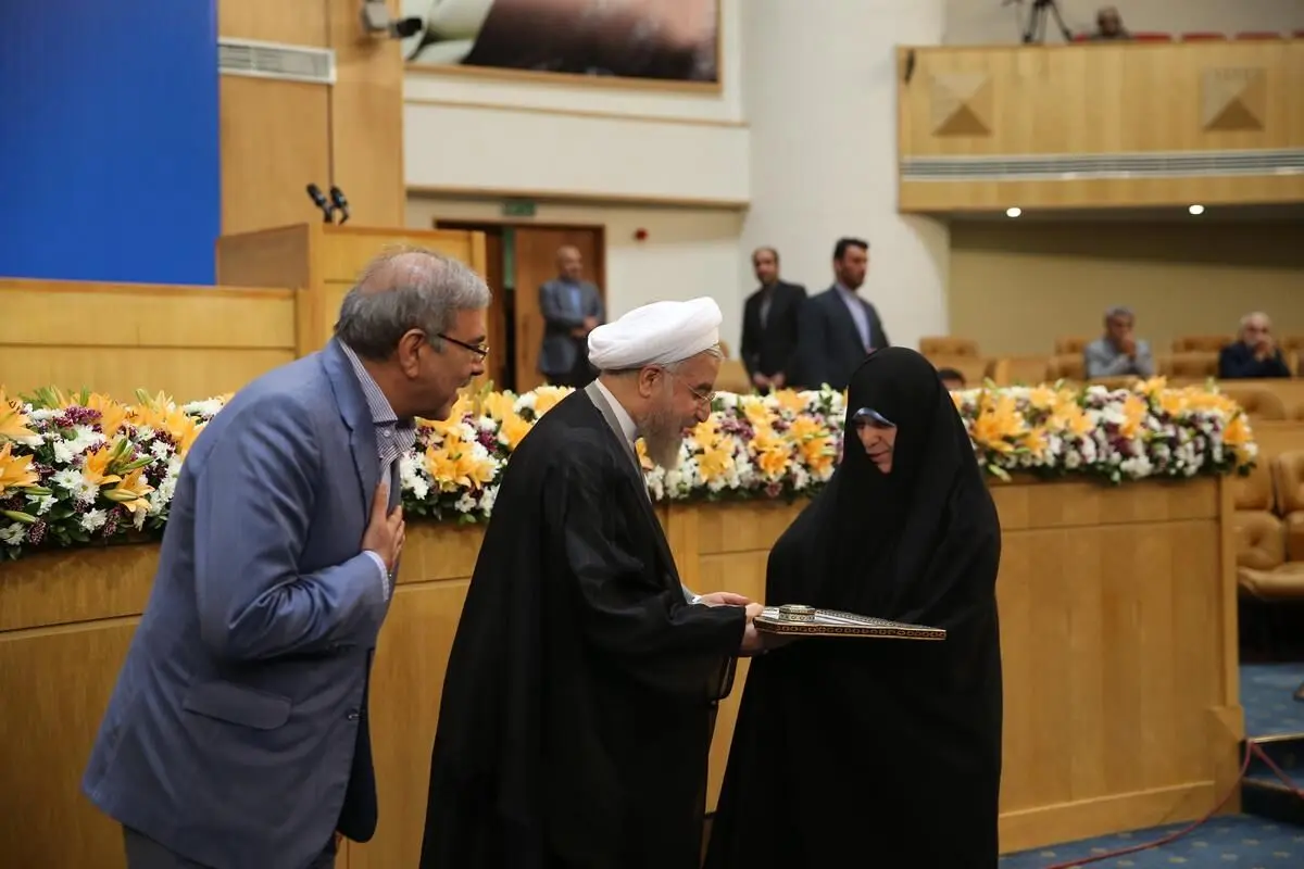 رئیس‌‌جمهور از خانواده‌های شهدای دولت و وزرای دفاع مقدس تجلیل کرد