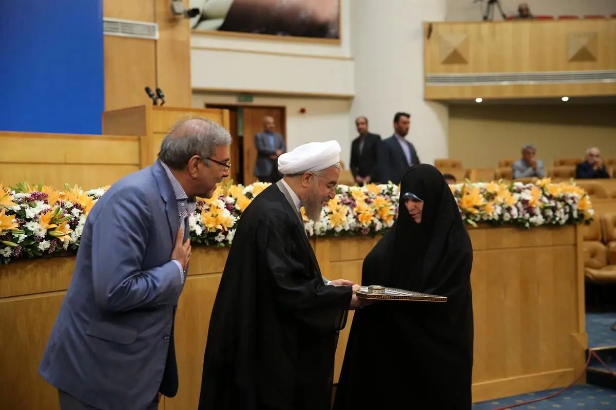 رئیس‌‌جمهور از خانواده‌های شهدای دولت و وزرای دفاع مقدس تجلیل کرد