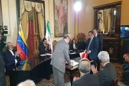 امضای یادداشت تفاهم همکاری بین بانک‌های مرکزی ایران و ونزوئلا با حضور مادورو