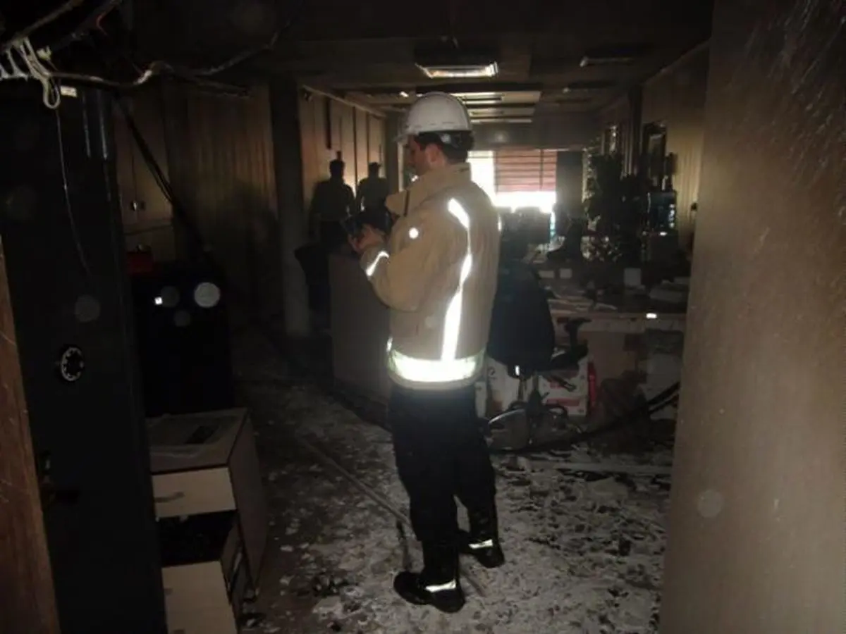 آتش‌سوزی در یک موسسه مالی در خیابان شهید بهشتی+ تصاویر