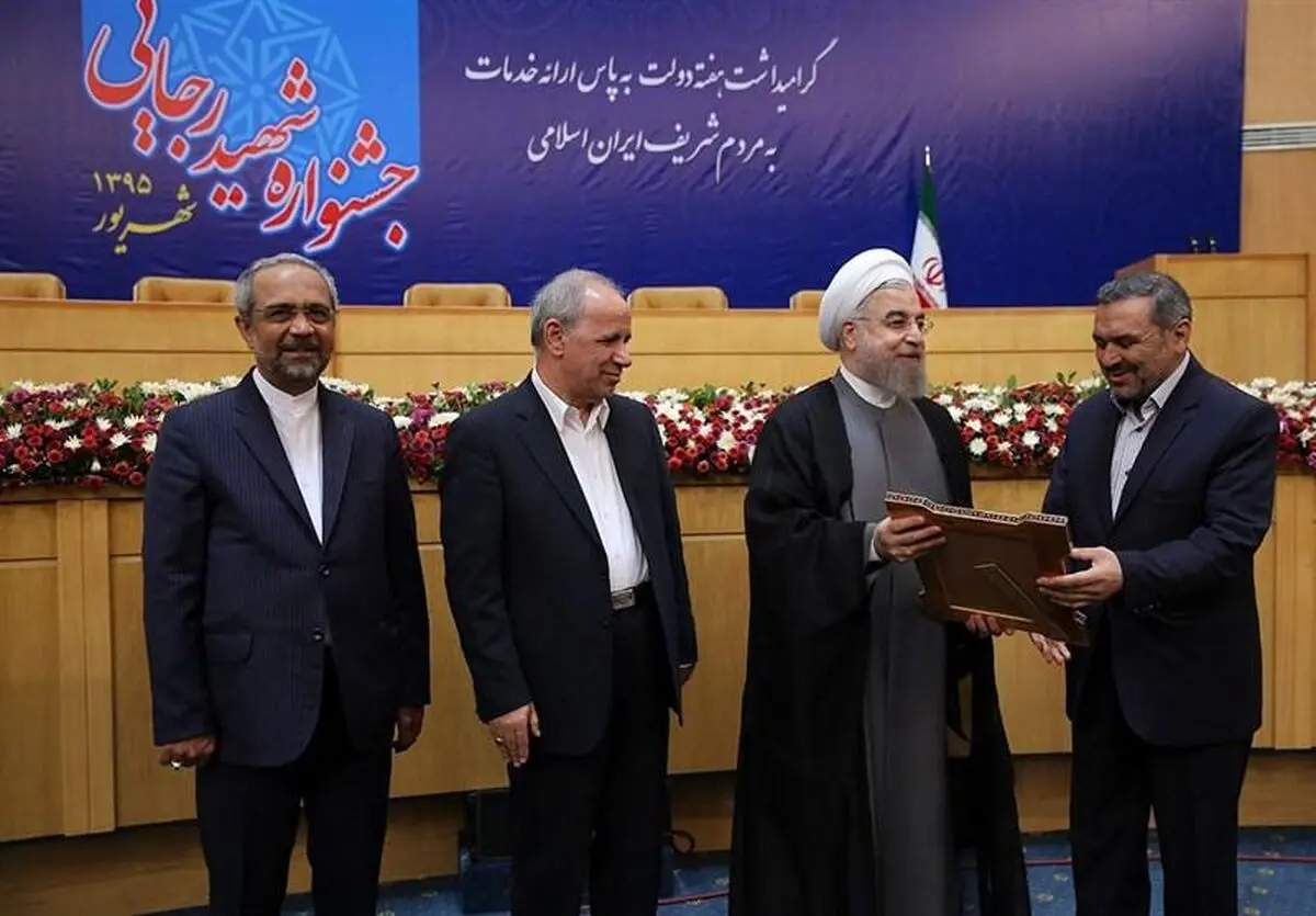 رئیس‌جمهور با اهدای لوح از برگزیدگان جشنواره شهید رجایی تقدیر کرد