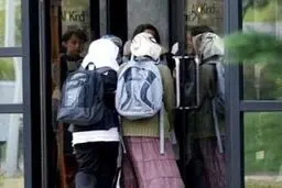 ممانعت از ورود بانوان با حجاب به رستورانی در فرانسه