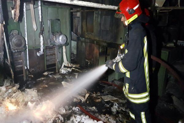 حریق در انبار لوستر/ نجات دو زن از میان شعله‌ها