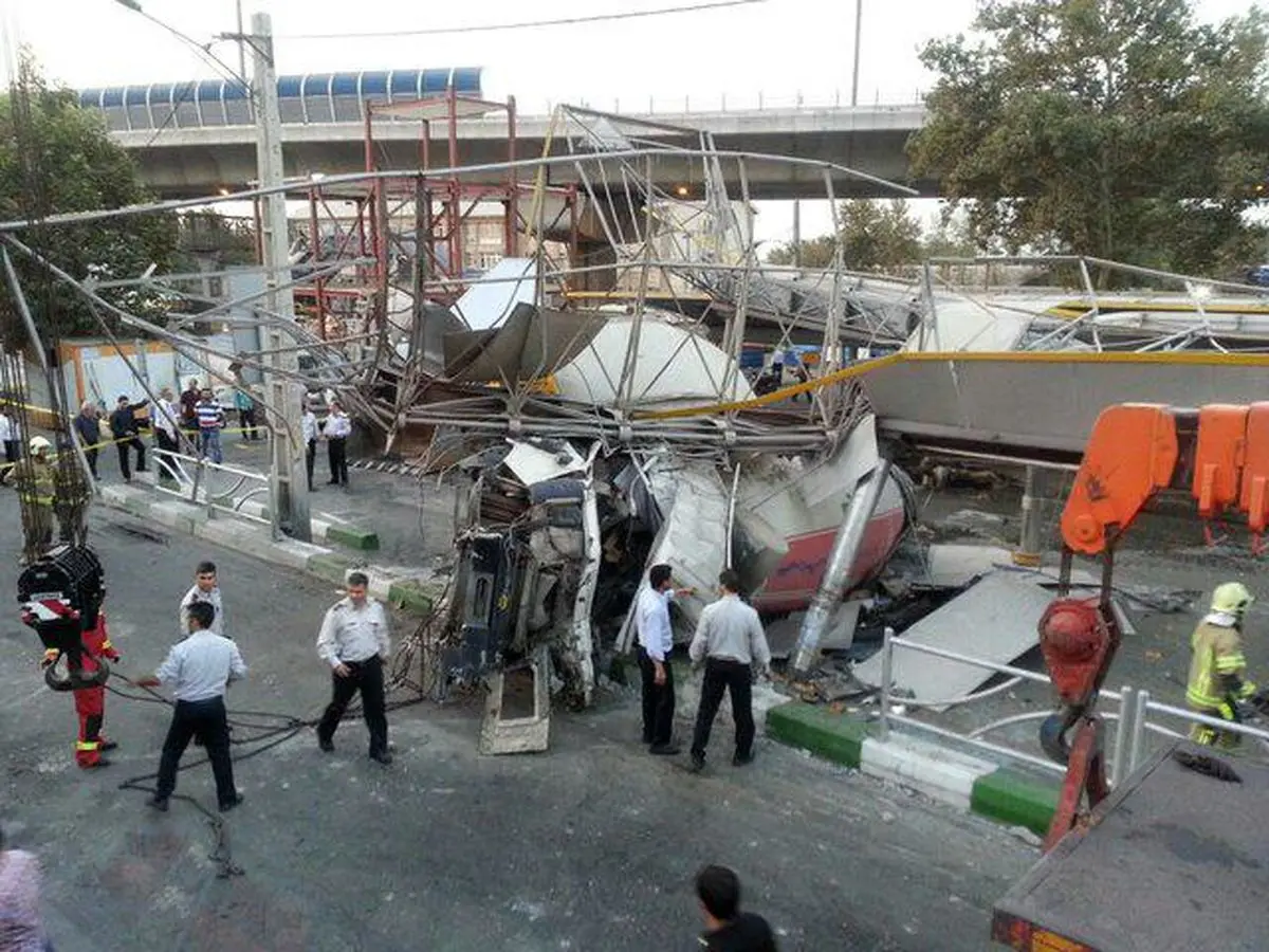 واژگونی بونکر ۲۰ تنی داخل پایانه تاکسیرانی نوبنیاد