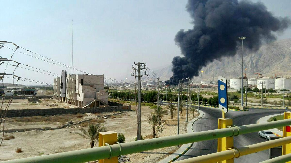 آتش‌سوزی گسترده در فاز ۱۵ و ۱۶ عسلویه/ حریق در انبار کابل و لاستیک و ضایعات اعلام شده