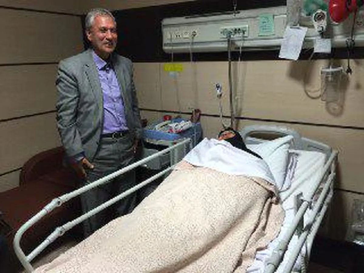 ربیعی از همسر شهید رجایی در بیمارستان عیادت کرد