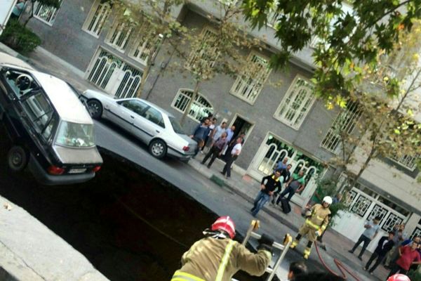 سقوط خودرو پژو به گودالی در خیابان پیامبر