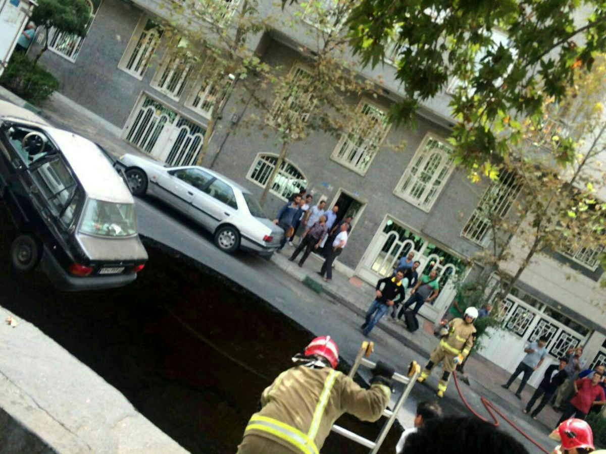 سقوط خودرو پژو به گودالی در خیابان پیامبر