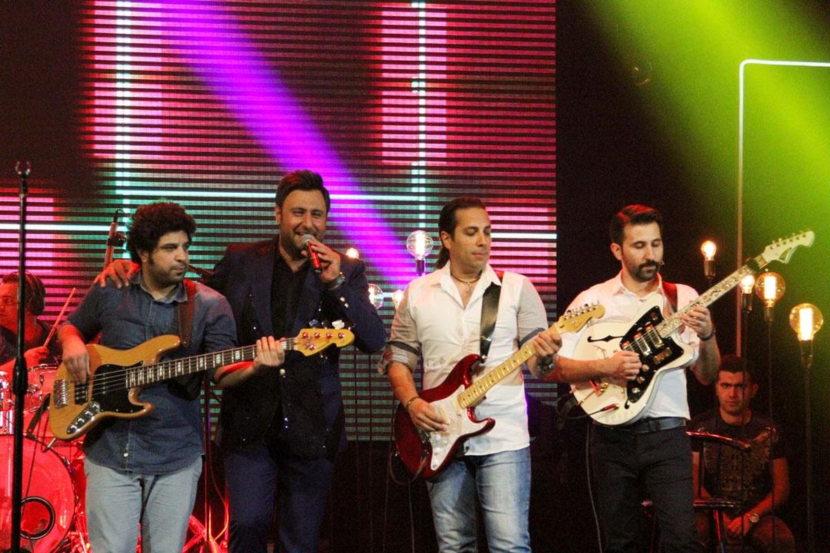 محمد علیزاده آهنگ "ساری گلین" را به زبان آذری در تهران اجرا کرد