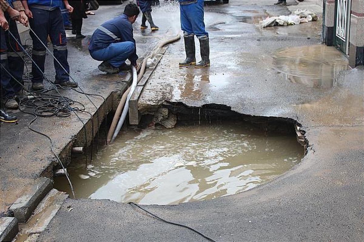 فرو نشست زمین گودال ۵ متری آب در خیابان صفی علی شاه را رقم زد