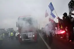 پناهجویان در محاصره معترضان + تصاویر