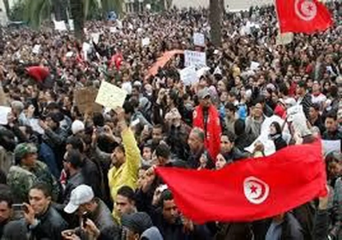 تظاهرات مردم تونس پس از خودسوزی جوان فقیر